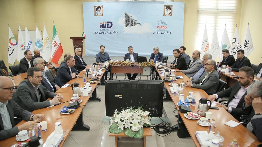 استاندار، مدیران استانی و مدیران شرکت‌های بخش خصوصی استان مرکزی از منطقه نوآوری ایران بازدید کردند